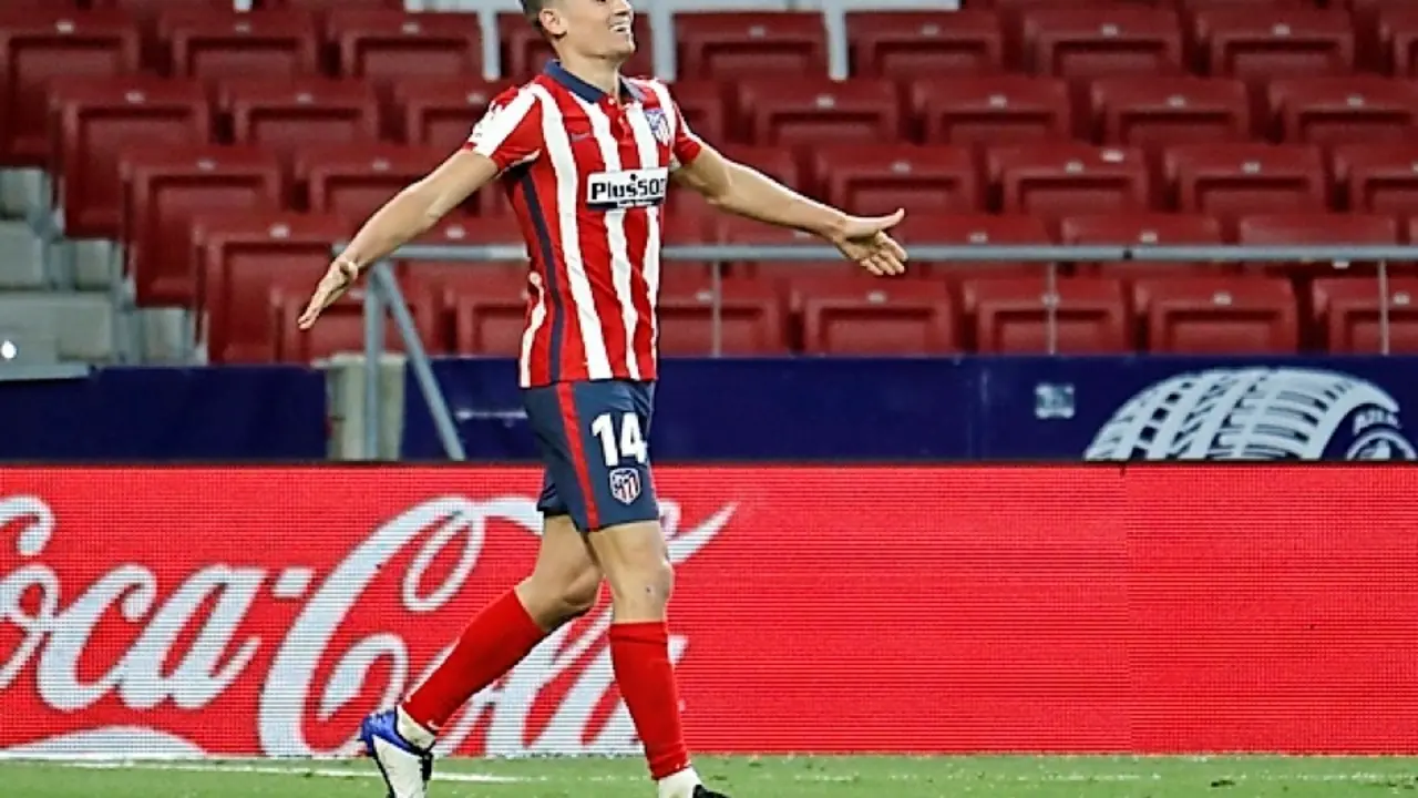 El centrocampista del Atl&eacute;tico de Madrid Marcos Llorente celebra el segundo gol de su equipo ante el Valladolid. / Emilio Naranjo