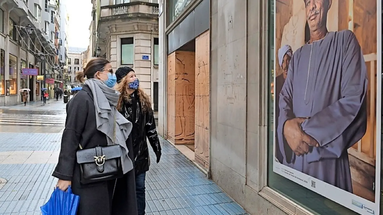La concejala Miriam D&iacute;az observa una de las obras instaladas en la calle San Francisco. / ALERTA