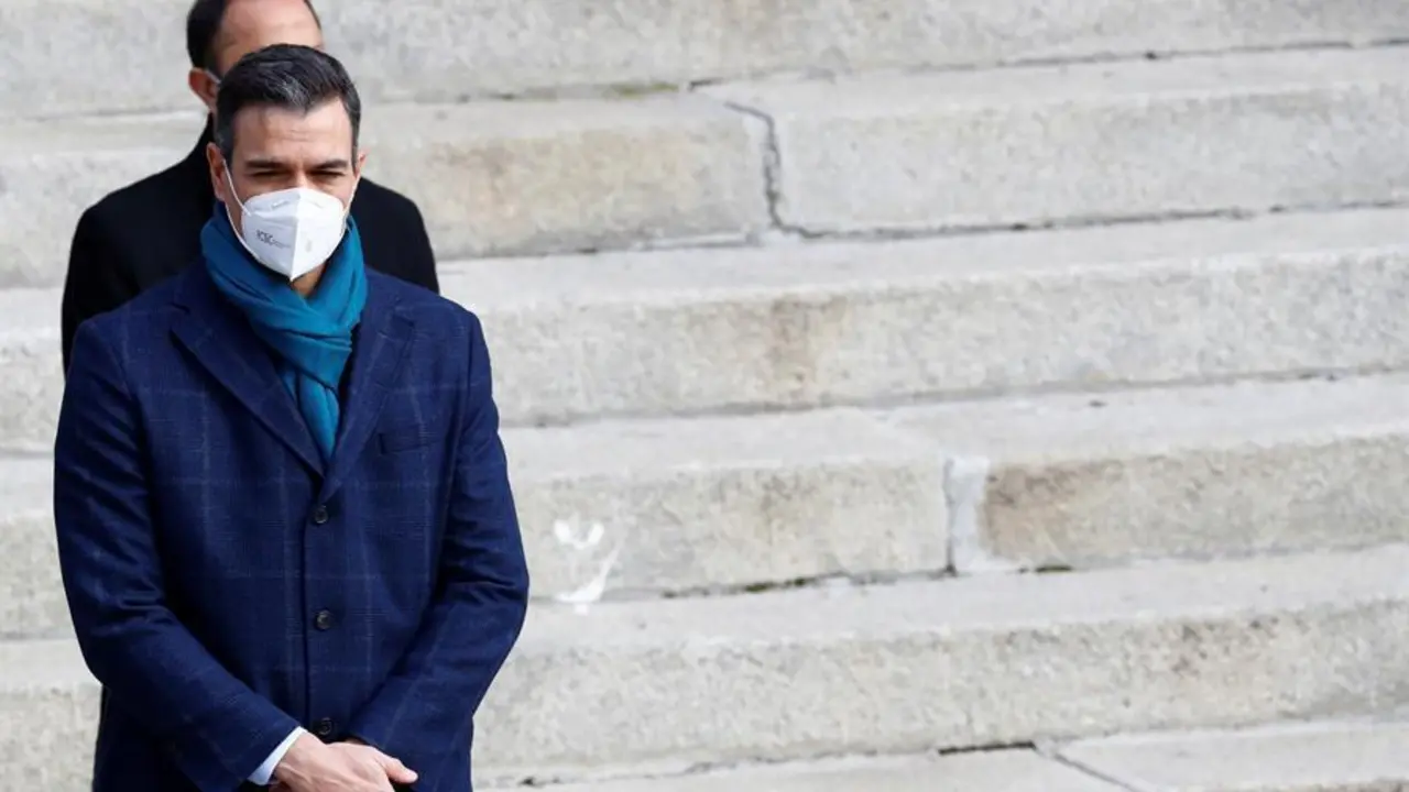 El presidente del Gobierno, Pedro S&aacute;nchez, participa en la celebraci&oacute;n del cuadrag&eacute;simo segundo aniversario de la Constituci&oacute;n este domingo en la escalinata del Congreso de los Diputados en Madrid. EFE/Ballesteros