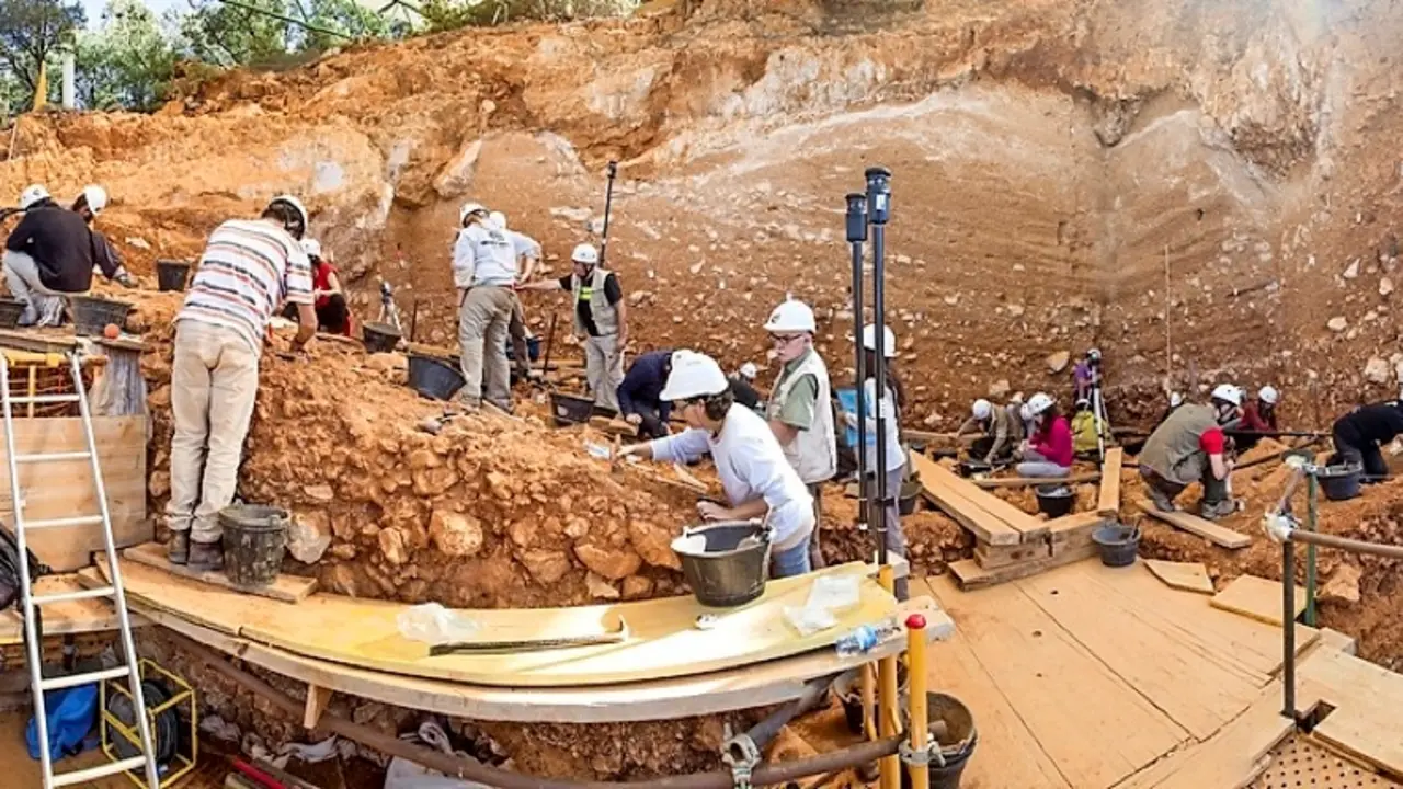 Panor&aacute;mica de la excavaci&oacute;n del yacimiento de Dolina en Atapuerca. Los yacimientos de Atapuerca, imprescindibles para entender la evoluci&oacute;n humana en Europa, son mundialmente conocidos y los hallazgos de las &uacute;ltimas d&eacute;cadas en esta sierra pr&oacute;xima a la ciudad de Burgos han sido objeto de m&uacute;ltiples publicaciones especializadas y generalistas, aunque Atapuerca despertaba la curiosidad cient&iacute;fica d&eacute;cadas antes. EFE/ Santi Otero