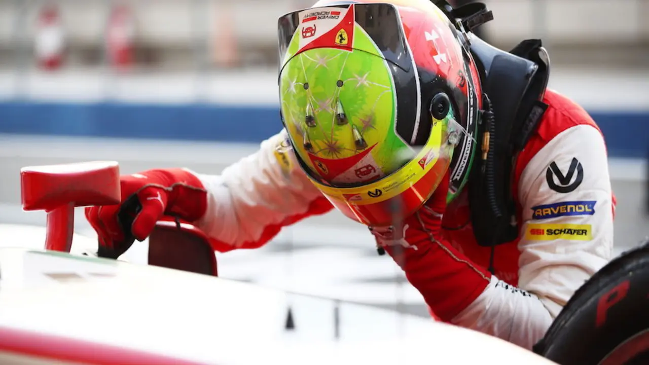Mick Schumacher visiblemente emocionado tras proclamarse campe&oacute;n de la F2. / EFE
