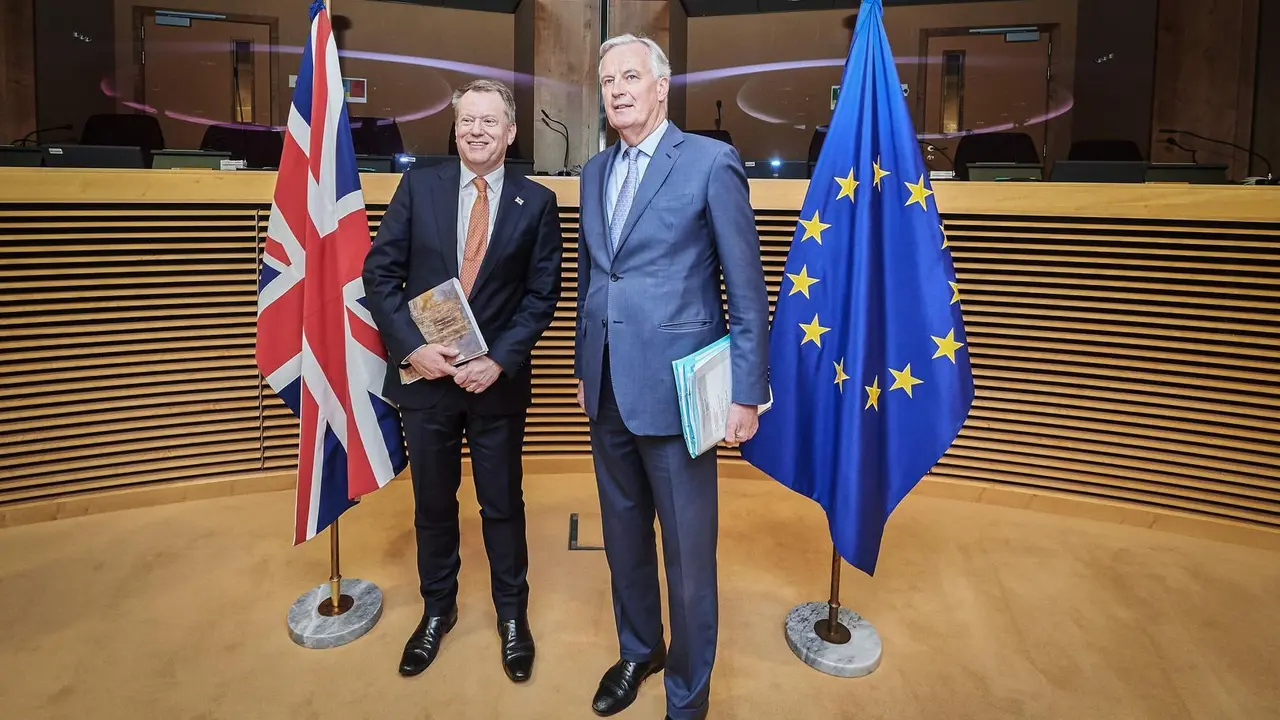 Los negociadores para el Brexit de Reino Unido, David Frost, y de la UE, Michel Barnier. / E. PRESS