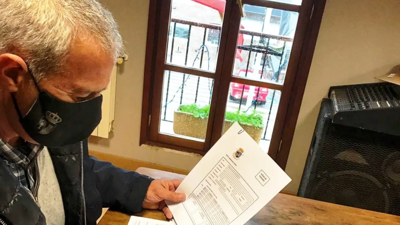 El alcalde, Jos&eacute; Ruiz G&oacute;mez, revisa los formularios que estar&aacute;n a disposici&oacute;n de los vecinos del municipio.