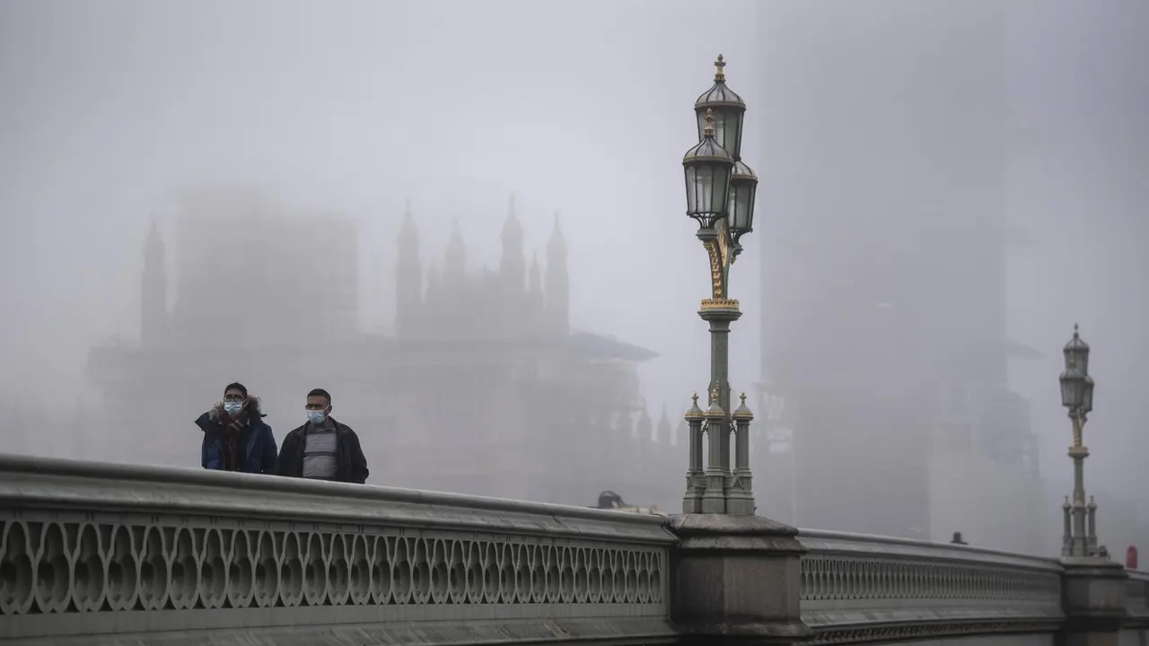 Dos hombres con mascarilla caminan en Londres. / EFE