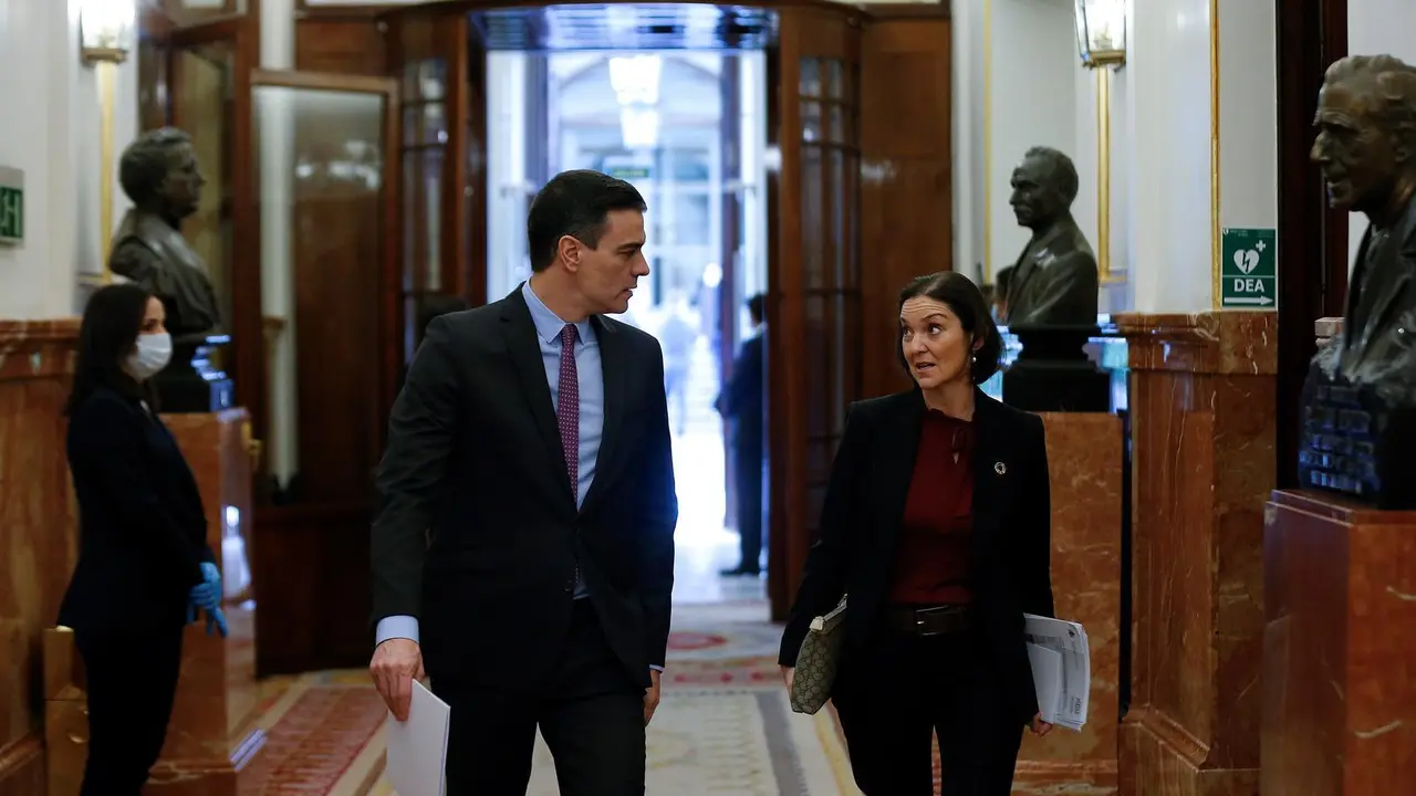 El presidente del Gobierno, Pedro S&aacute;nchez conversa con la ministra de Industria, Turismo y Comercio, Reyes Maroto. / E. PRESS