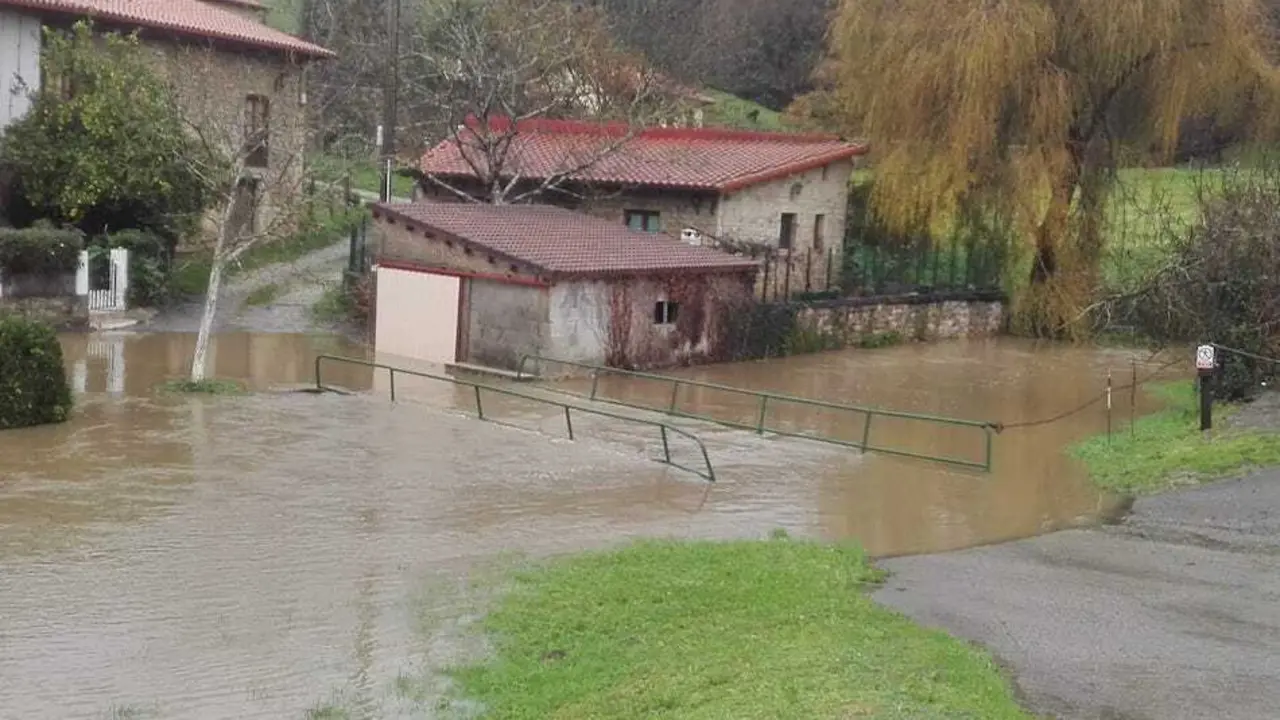 Desbordamiento del r&iacute;o Herrero a su paso por el barrio La F&aacute;brica en Galizano. / ALERTA