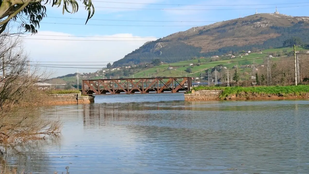 Vista de la r&iacute;a de Sol&iacute;a entre Villaescusa y El Astillero. / Alerta