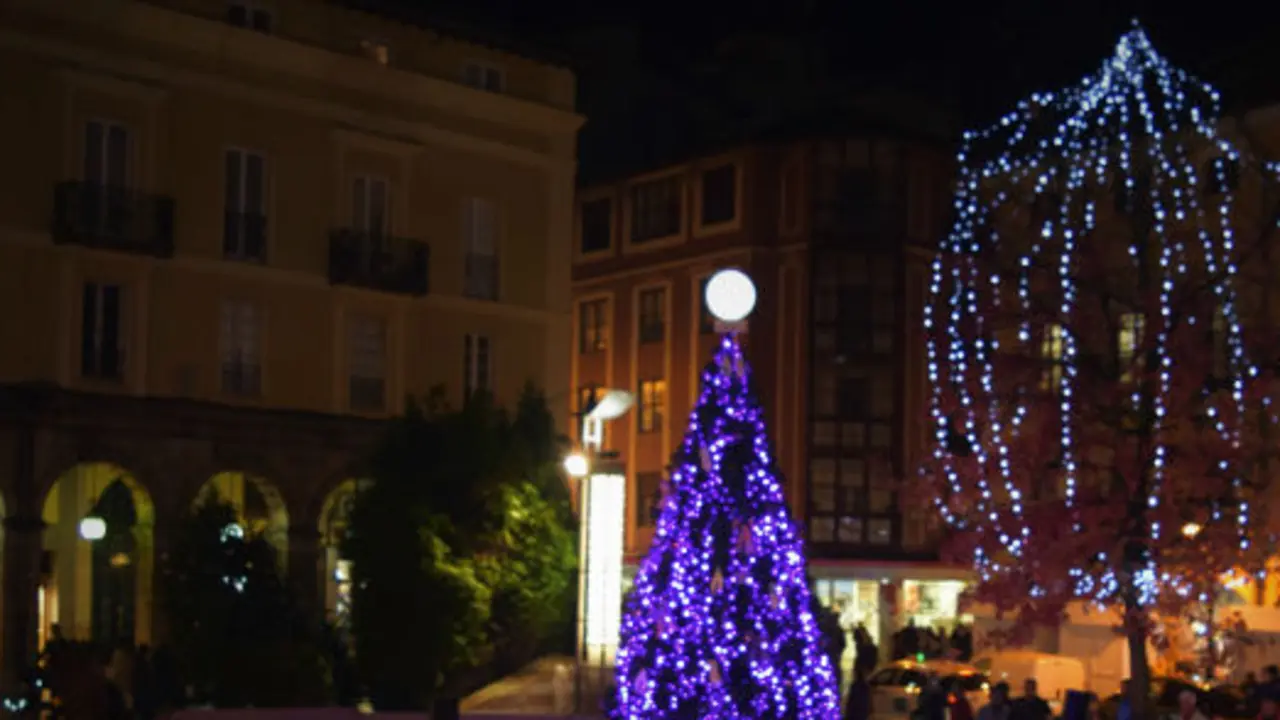 Arbol de Navidad instalado en el pasado a&ntilde;o en la plaza Mayor de Torrelavega. / ALERTA