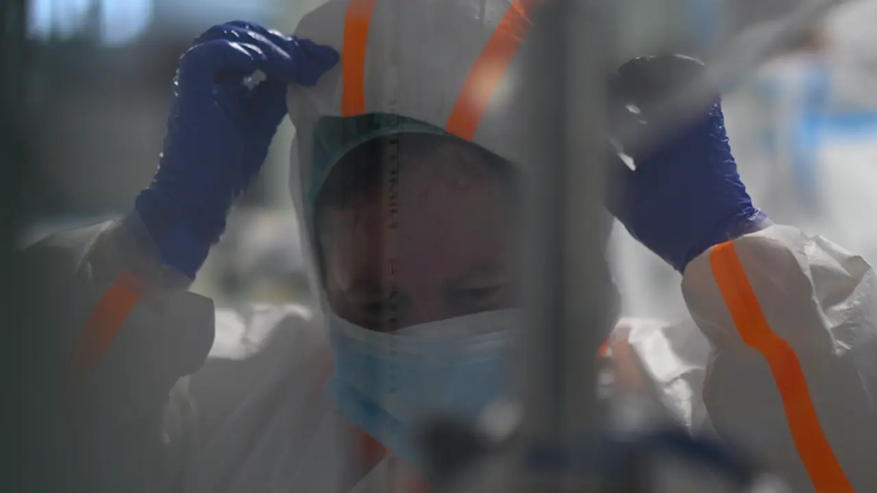 Un sanitario en la zona de UCI del Hospital Marqu&eacute;s de Valdecilla. / HARDY