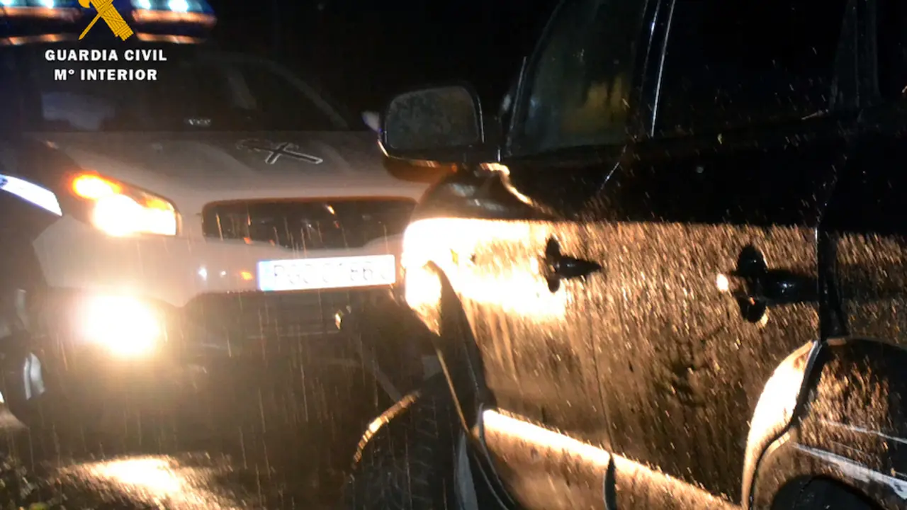 El veh&iacute;culo de la Guardia civil delante del coche que circulaba en sentido contrario. / OPC