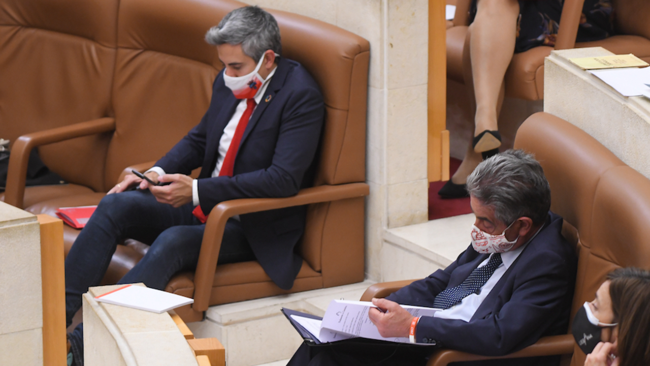 El presidente de Cantabria, Miguel &Aacute;ngel Revilla y el vicepresidente del Gobierno Pablo Zuloaga durante una sesi&oacute;n Parlamentaria. / HARDY