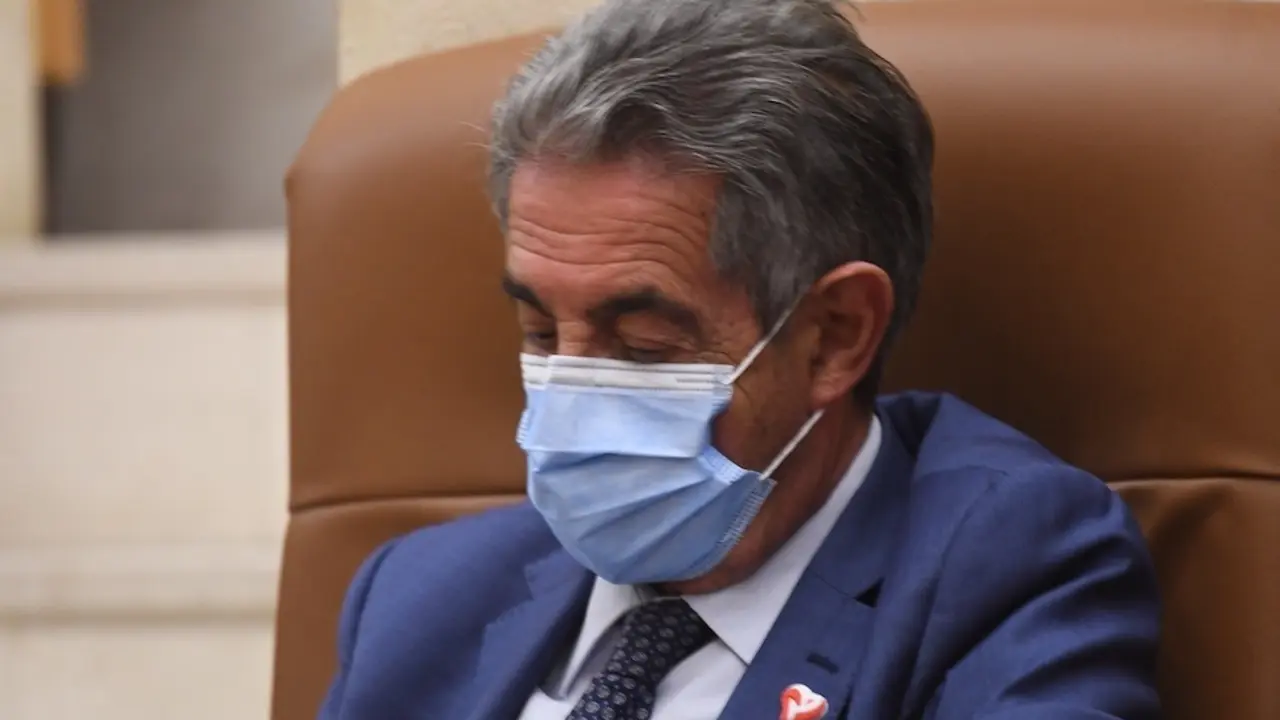 El presidente de Cantabria, Miguel &Aacute;ngel Revilla durante el pleno del Parlamento c&aacute;ntabro. / HARDY