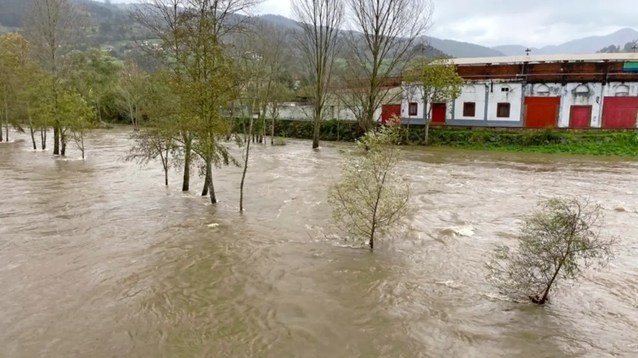 El r&iacute;o As&oacute;n, ayer, a su paso junto a la plaza de toros de Ampuero. / Ruiz Garmendia