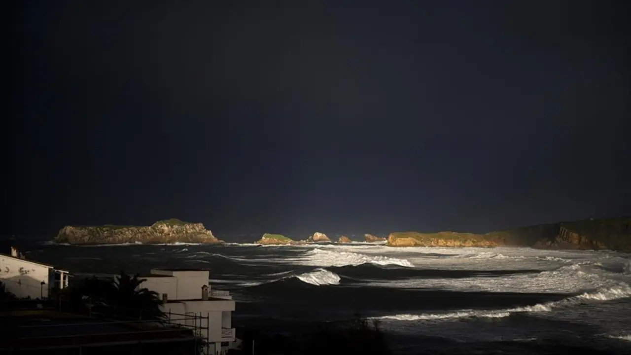 Vista del oleaje este viernes en la localidad c&aacute;ntabra de Suances, cuya comunidad se encuentra afectada por la borrasca Dora. Protecci&oacute;n Civil y Emergencias alertan sobre el temporal mar&iacute;timo, fuertes vientos y nevadas intensas durante los pr&oacute;ximos d&iacute;as provocados por la entrada de la borrasca Dora, por lo que recomienda extremar las medidas de precauci&oacute;n, sobre todo porque la inestabilidad se mantendr&aacute; durante varios d&iacute;as. EFE/ Pedro Puente Hoyos