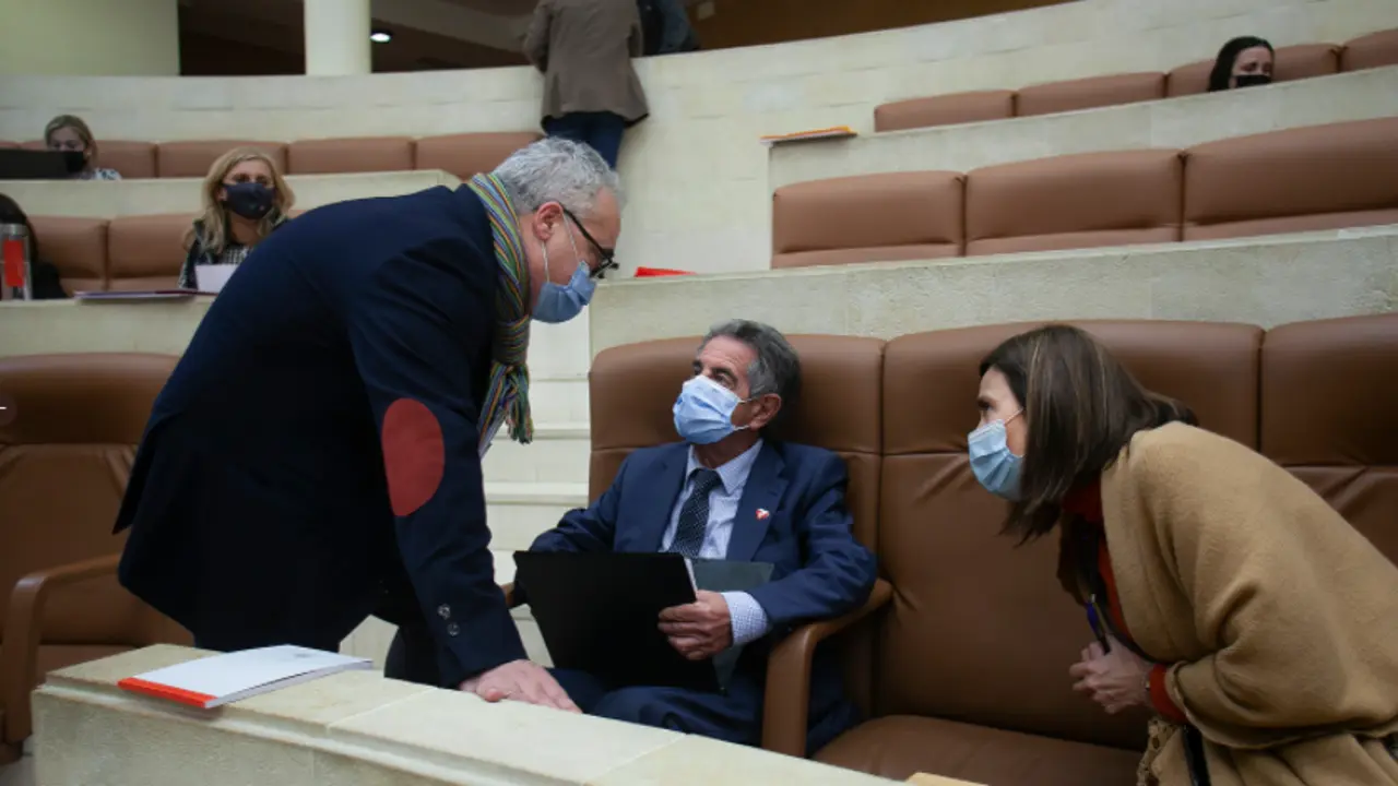 Los diputados del PRC durante la sesi&oacute;n parlamentaria de ayer. / @PRCcantabria