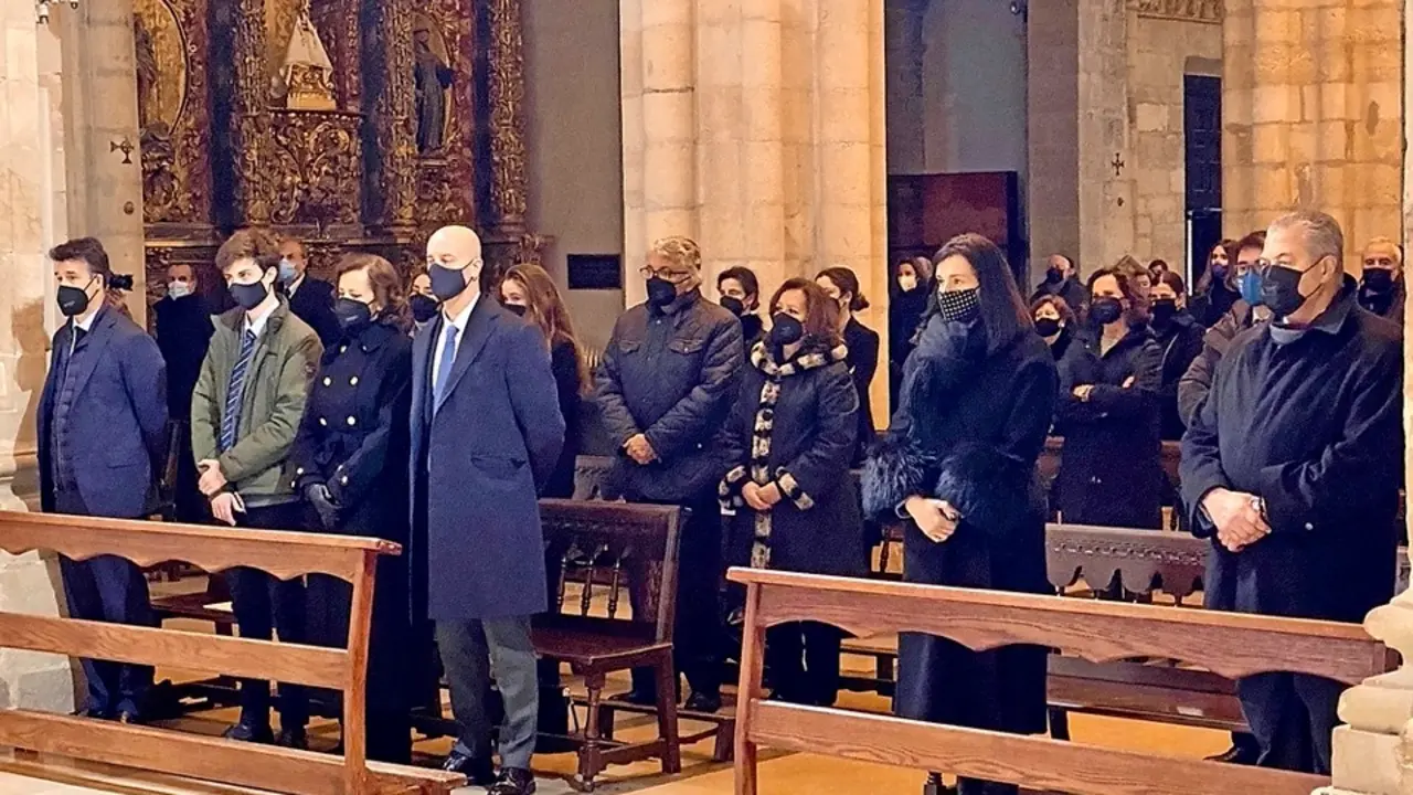 Vista de los asistentes al funeral por el expresidente Juan Hormaechea. / ALERTA