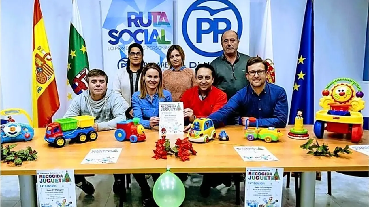 Miembros del PP de Pi&eacute;lagos durante la presentaci&oacute;n de la campa&ntilde;a de recogida de juguetes. / Alerta