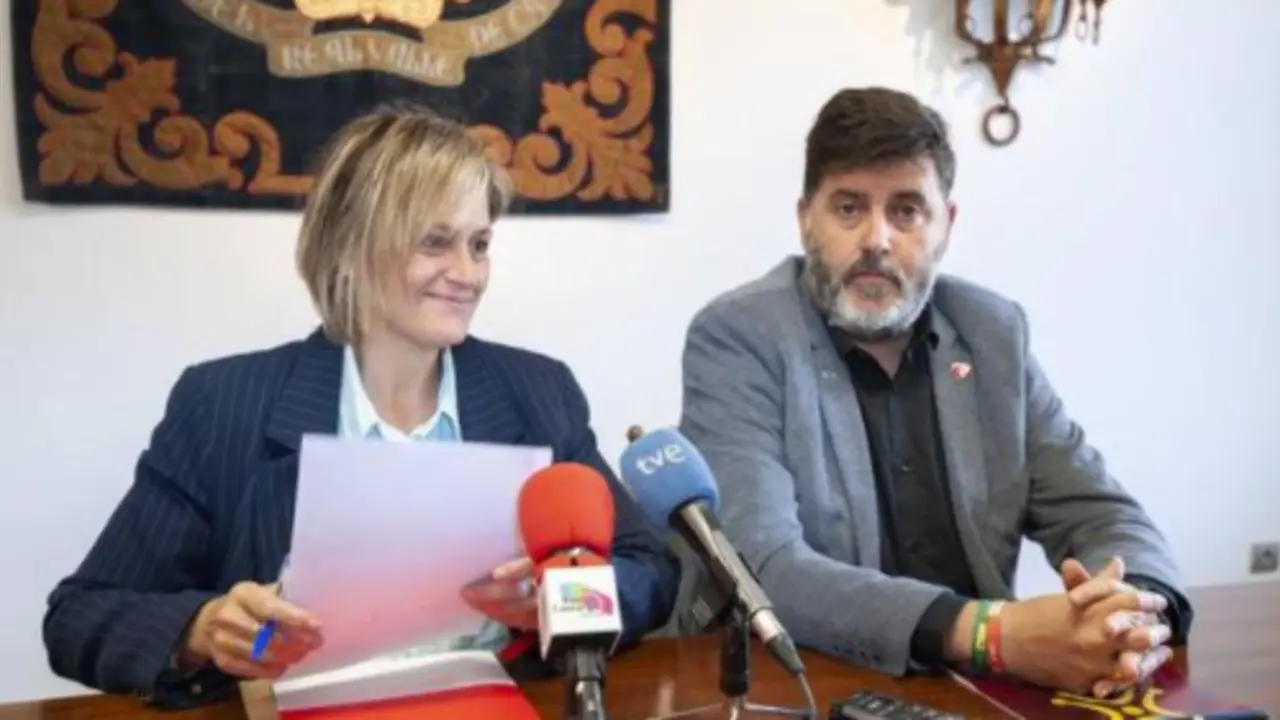El primer teniente de alcalde y concejal de Protecci&oacute;n Civil, H&eacute;ctor Lav&iacute;n y la alcaldesa de Camargo, Esther Bolado. / ALERTA