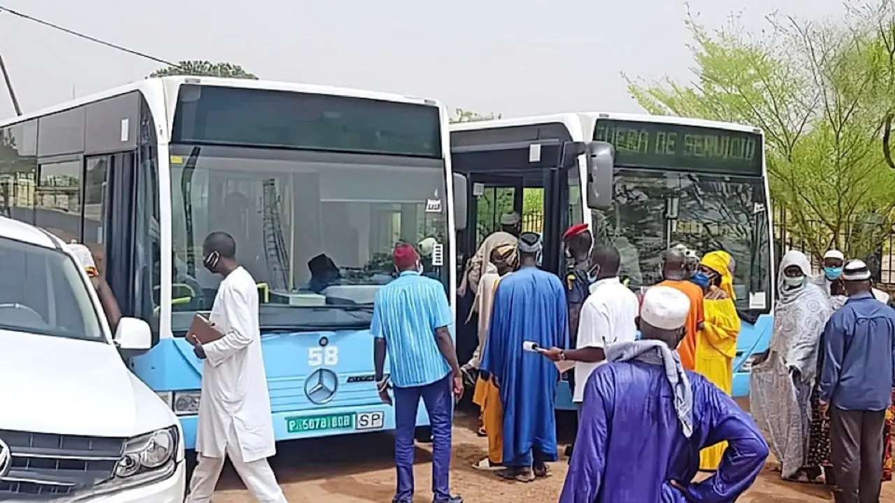 Llegada de dos autobuses a Madina Wandifa el pasado verano. / ALERTA