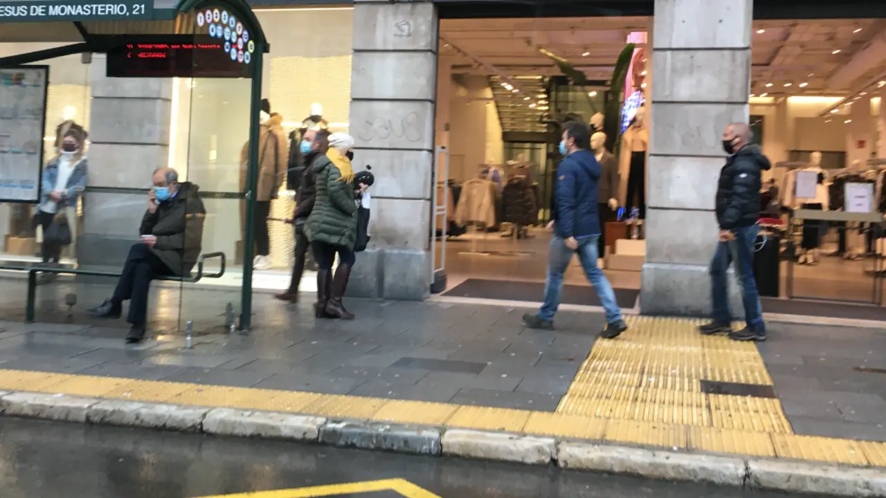 Varias personas por la calle Jes&uacute;s de Monasterio en Santander. / S.D.