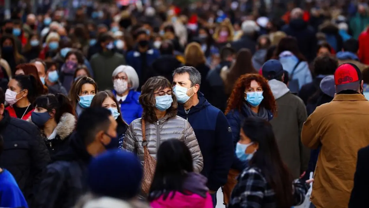 Multitud de personas pasean por el Portal del &Aacute;ngel de Barcelona, hoy martes. Las autoridades sanitarias catalanas siguen de cerca la evoluci&oacute;n de los indicadores epid&eacute;micos para ver si la velocidad de contagios sube por encima de 1 o bien se estabiliza al cumplirse ya dos semanas de la reapertura parcial de bares, restaurantes, teatros, cines y gimnasios y tras superar el puente de la Pur&iacute;sima que acaba hoy. EFE/Alejandro Garc&iacute;a