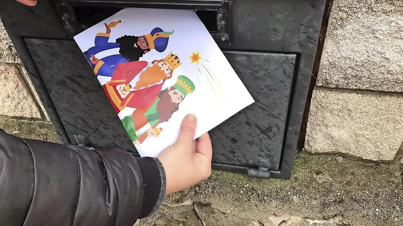La concejala de festejos Lidia Teran Escobio, entregando las cartas para los ni&ntilde;os del municipio. / ALERTA