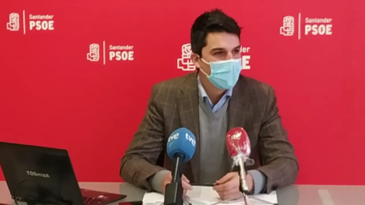 El portavoz municipal, Daniel Fern&aacute;ndez durante la rueda de prensa. / ALERTA