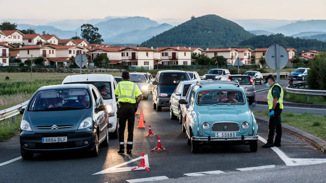 Control de la Guardia Civil en Santo&ntilde;a durante el cierre perimetral. / ARCHIVO / REGUERA