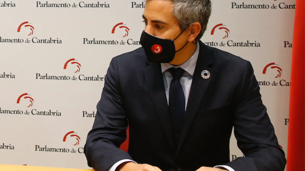 El vicepresidente del Gobierno, Pablo Zuloaga, durante la firma del acuerdo de presupuestos con Cs. / ALERTA