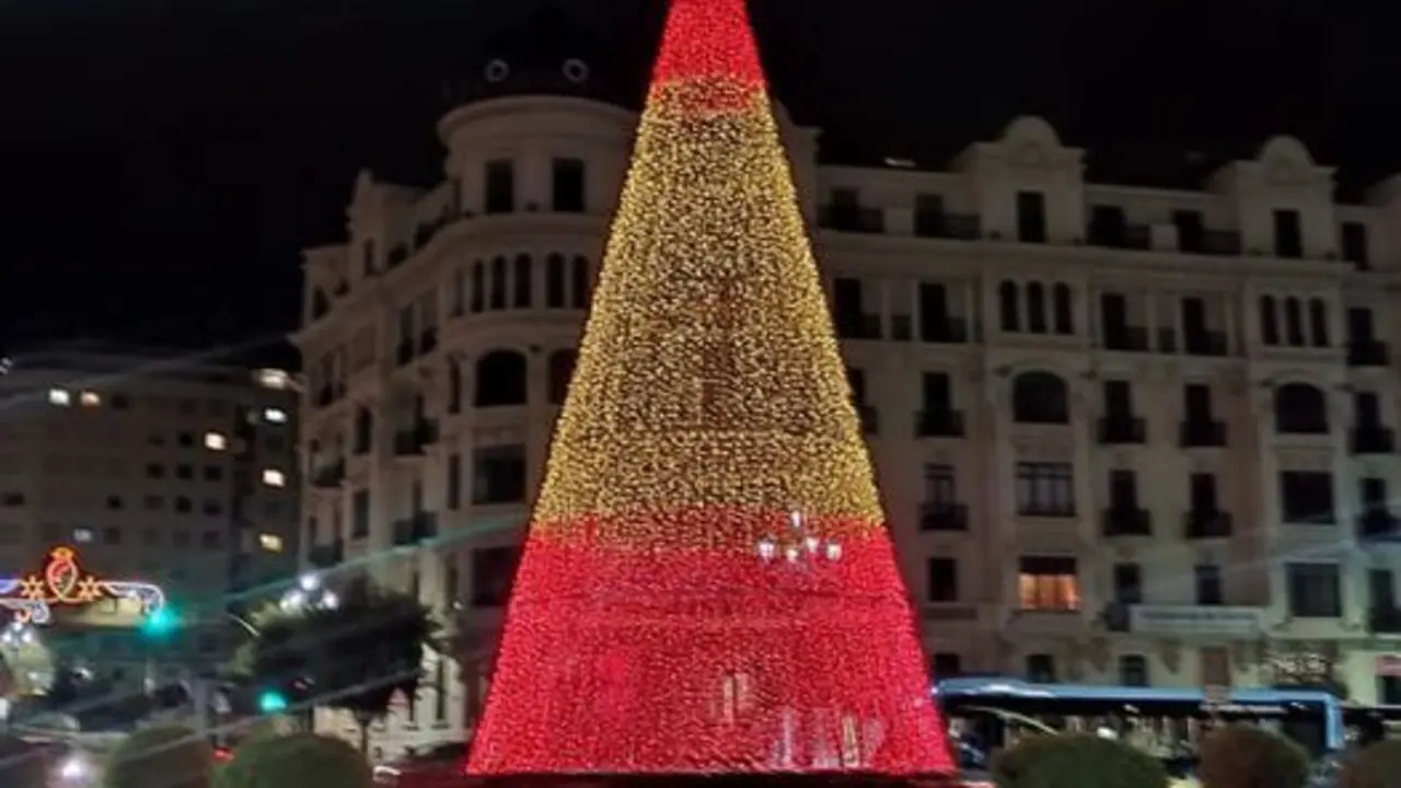 Vista del &aacute;rbol de Navidad instalado en la rotonda de Puerto Chico.