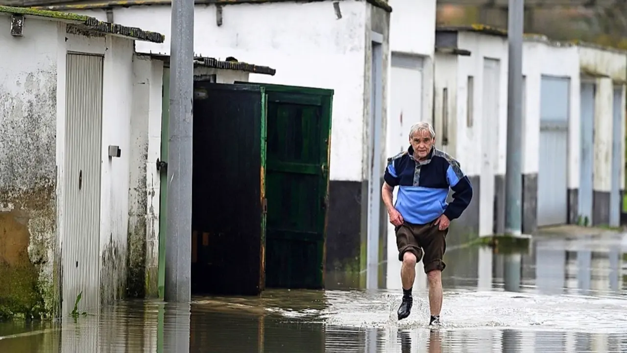 GRAF2328. SANTANDER, 09/12/2020.- Vecinos del barrio santanderino de Santiago el Mayor se han visto afectados por las fuertes lluvias de las &uacute;ltimas horas inundando calles, bajos y garajes por el paso de la borrasca Ernest, este mi&eacute;rcoles en la capital c&aacute;ntabra. EFE/Pedro Puente Hoyos