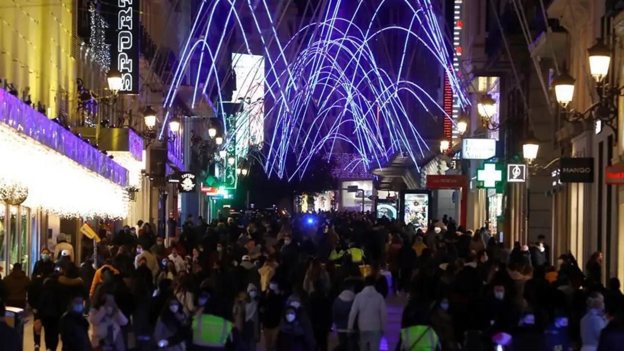 Personas se congregan para disfrutar de las luces navide&ntilde;as en la calle de Preciados, este martes en Madrid. Espa&ntilde;a encara el final del puente festivo de la Constituci&oacute;n sin "bajar la guardia" ante el coronavirus, cuya tasa de incidencia se sit&uacute;a en 215,10 casos por 100.000 habitantes, y con la mirada puesta ya en la Navidad, ante la que el Gobierno apela a la responsabilidad personal. EFE/Ballesteros
