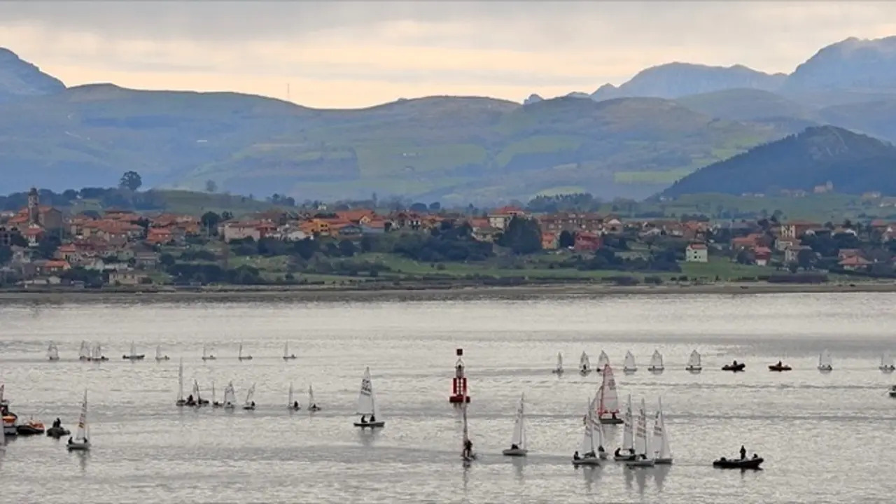 La pr&aacute;ctica de la vela es una constante todos los fines de semana en la Bah&iacute;a de Santander. / Hardy