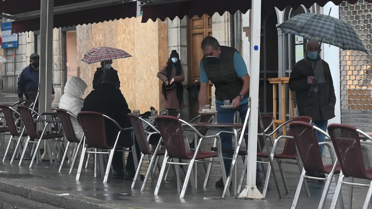 Un camarero atiende a sus clientes en un establecimiento de Santander. / HARDY