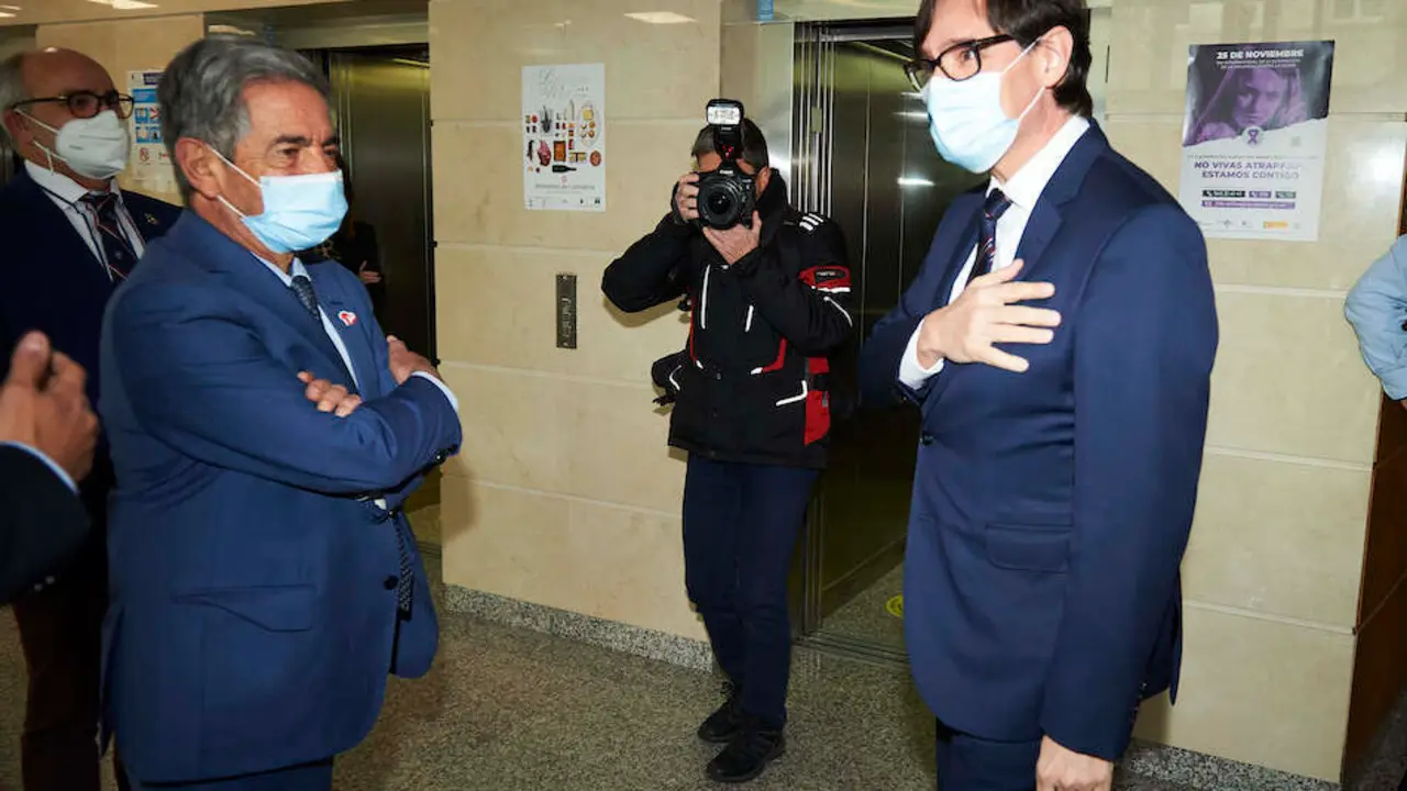 El presidente de Cantabria, Miguel &Aacute;ngel Revilla y el ministro de Sanidad durante su visita a Cantabria. / HARDY
