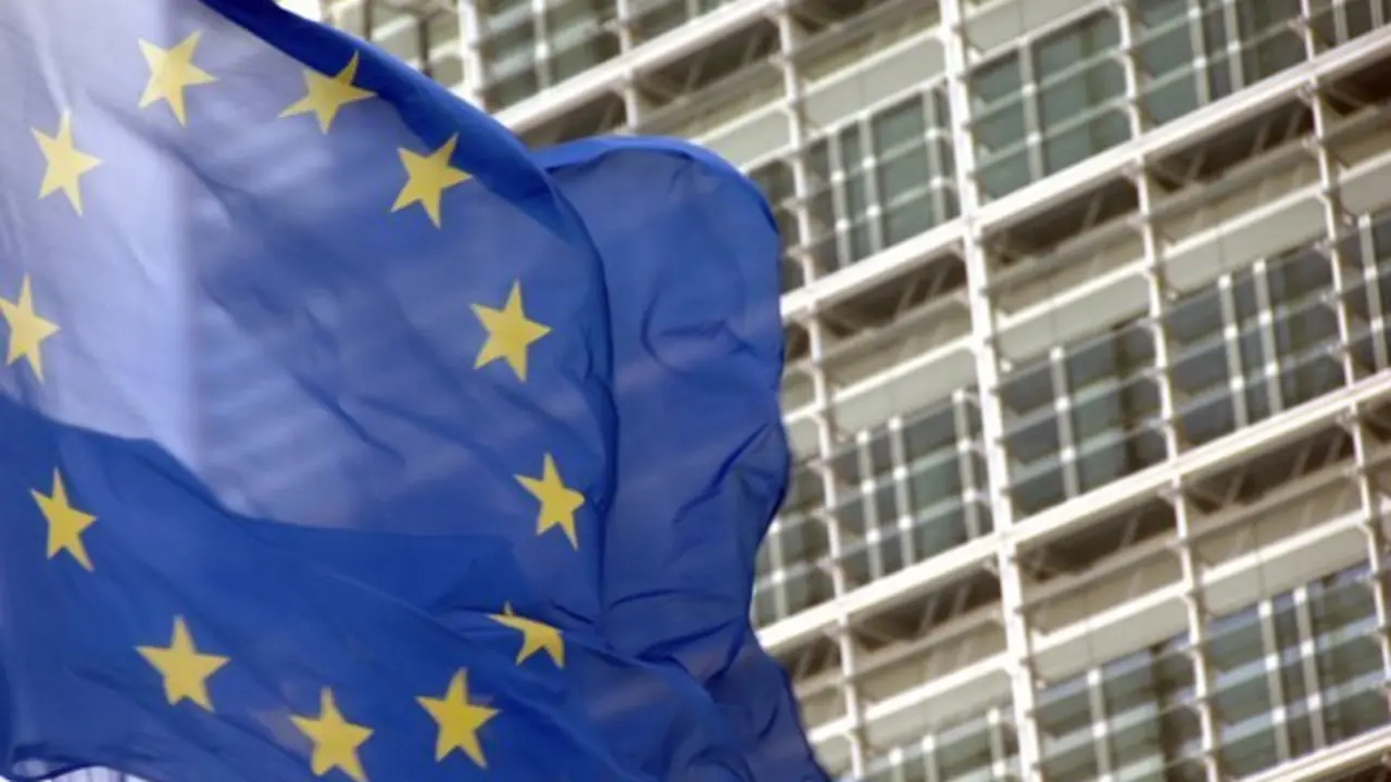 Bandera de la UE frente a la sede de la Comisi&oacute;n Europea - COMISI&Oacute;N EUROPEA