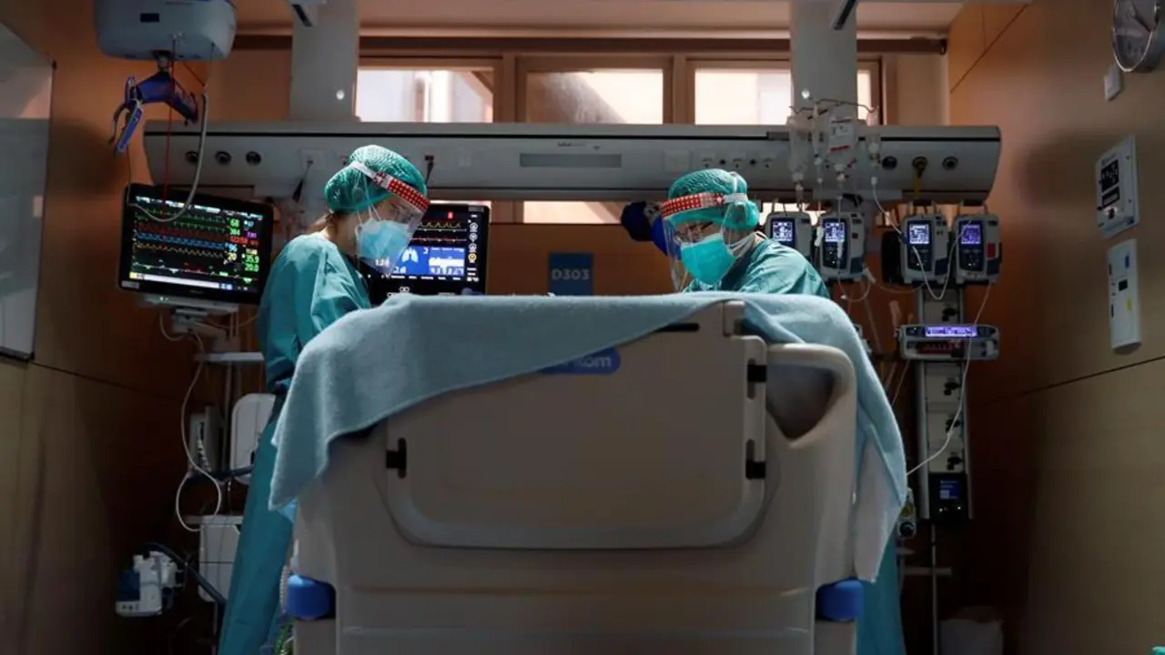 Dos profesionales sanitarios trabajan en la UCI del Hospital Vall d'Hebron de Barcelona. EFE/Alberto Est&eacute;vez/Archivo