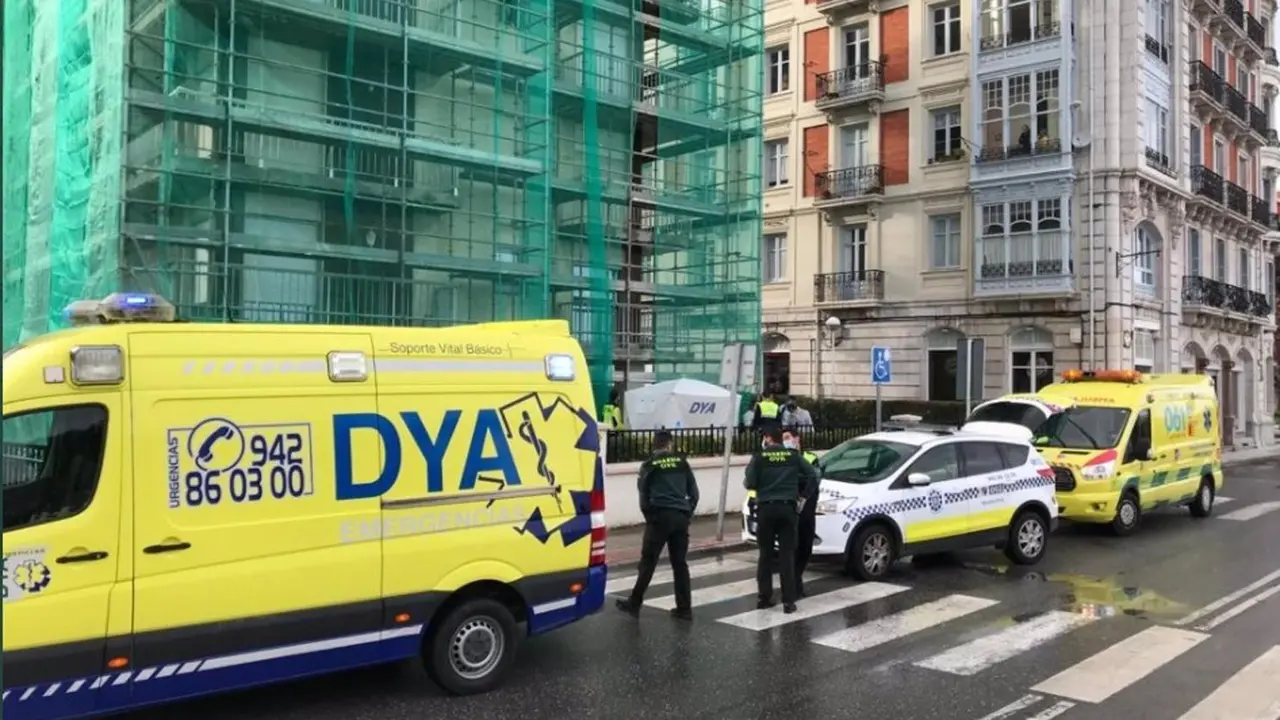 La polic&iacute;a y efectivos de la DYACantabria y del 061 del Servicio de Emergencias del Gobierno regional en el lugar de los hechos.
