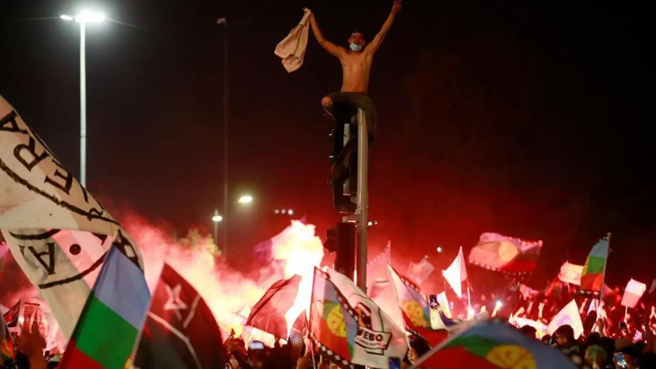 Fotograf&iacute;a de archivo fechada el 25 de octubre de 2020 de decenas de personas celebran luego de conocer los resultados parciales del plebiscito constitucional, que apuntan al triunfo por una nueva Carta Magna hoy, en Santiago (Chile). Durante d&eacute;cadas considerado el pa&iacute;s m&aacute;s estable y pr&oacute;spero de la regi&oacute;n, con una econom&iacute;a que crec&iacute;a sin parar y un panorama social alejado de las turbulencias de sus vecinos, el "oasis" chileno salt&oacute; por los aires el 18 de octubre de 2019 en un amargo grito contra la desigualdad social y econ&oacute;mica. EFE/ Elvis Gonz&aacute;lez ARCHIVO