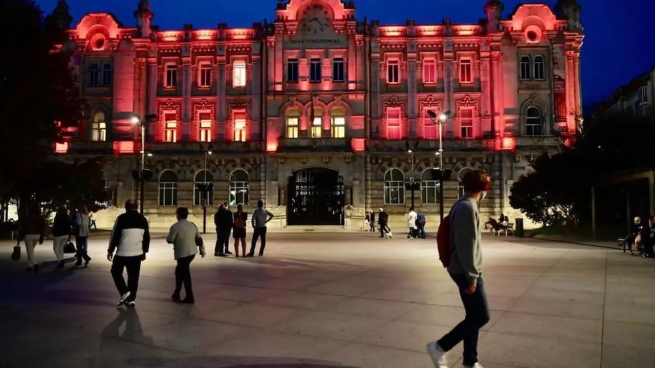 El Ayuntamiento de Santander iluminado en apoyo a 'Alerta Roja' El impulsor de la iniciativa de &lsquo;Alerta roja&rsquo; es M.U.T.E. (Movilizaci&oacute;n Unida de Trabajadores/as del Espect&aacute;culo) Ib&eacute;rica, un movimiento nacido con el prop&oacute;sito de pedir al Gobierno central una toma de medidas urgente para regularizar y dignificar a los trabajadores del sector cultural.