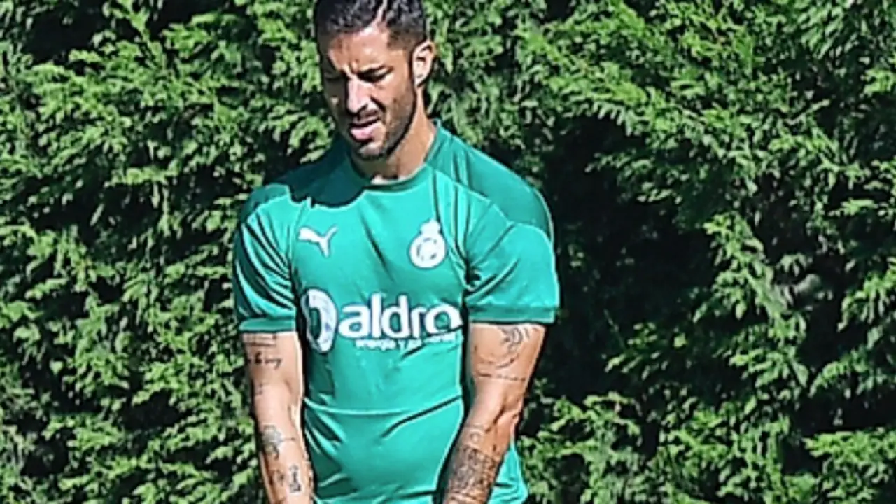 &Aacute;lvaro Cejudo, levantando unas pesas durante un entrenamiento. / ALERTA