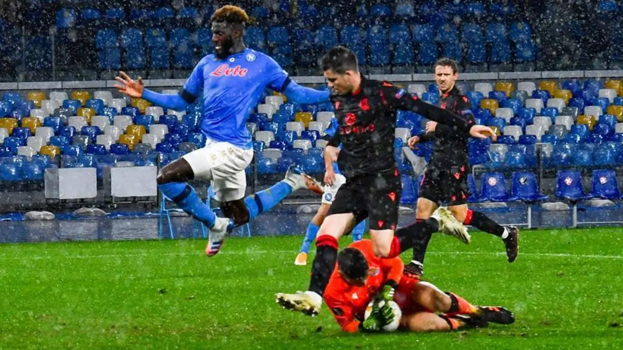El Tiemoue' Bakayokov (L) de N&aacute;poles en acci&oacute;n durante el partido de f&uacute;tbol del grupo F de la UEFA Europa League SSC Napoli vs Real Sociedad en N&aacute;poles, Italia, 10 de diciembre de 2020. (Italia, N&aacute;poles) EFE/EPA/CIRO FUSCO