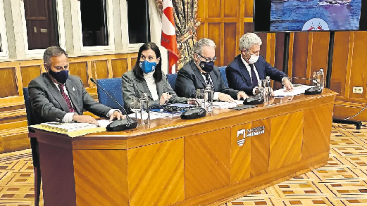 Autoridades presentes en la presentaci&oacute;n del l&iacute;bro en el Palacio de La Magdalena. / Alerta