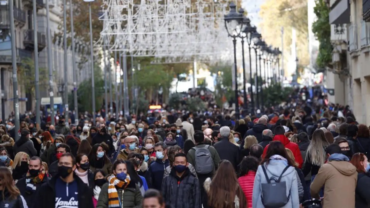 Multitud de personas pasean por el Portal del &Aacute;ngel de Barcelona.  EFE/Alejandro Garc&iacute;a