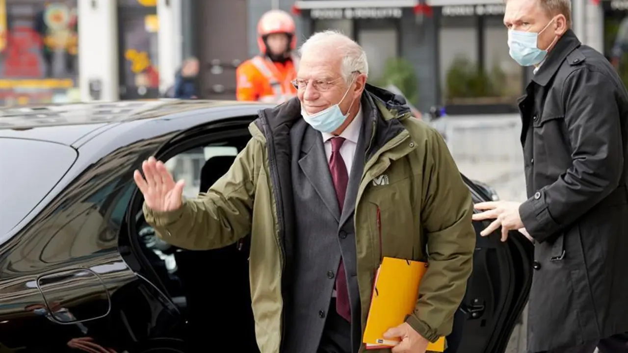 El alto representante de la Uni&oacute;n Europea para Asuntos Exteriores y Pol&iacute;tica de Seguridad, Josep Borrell, hoy jueves a su llegada a la reuni&oacute;n del Partido Socialista Europeo, preparatoria de la cumbre de la UE en Bruselas.- EFE/Horst Wagner