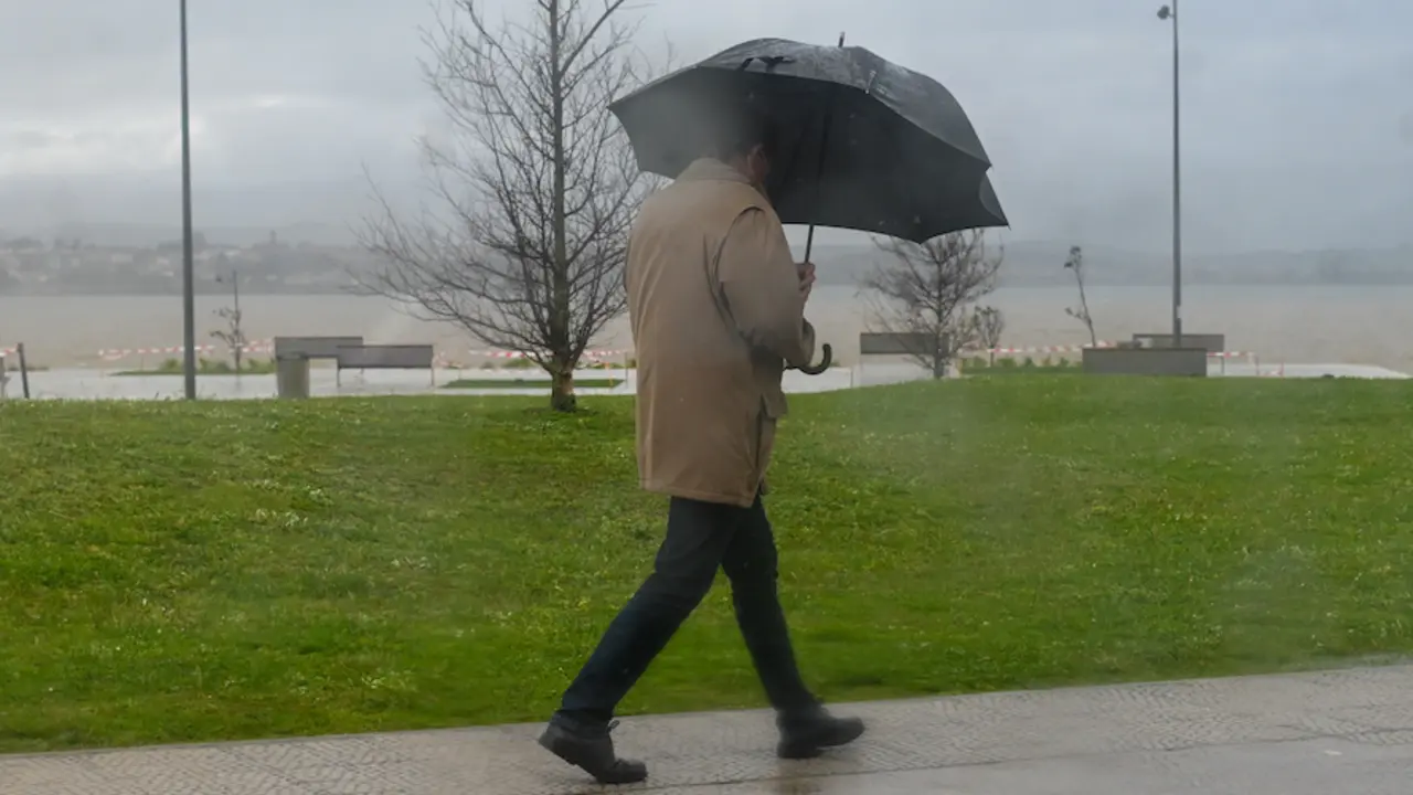 Una persona camina por la calle Gamazo cerca de las inmediaciones del Palacio de Festivales en Santander. / HARDY