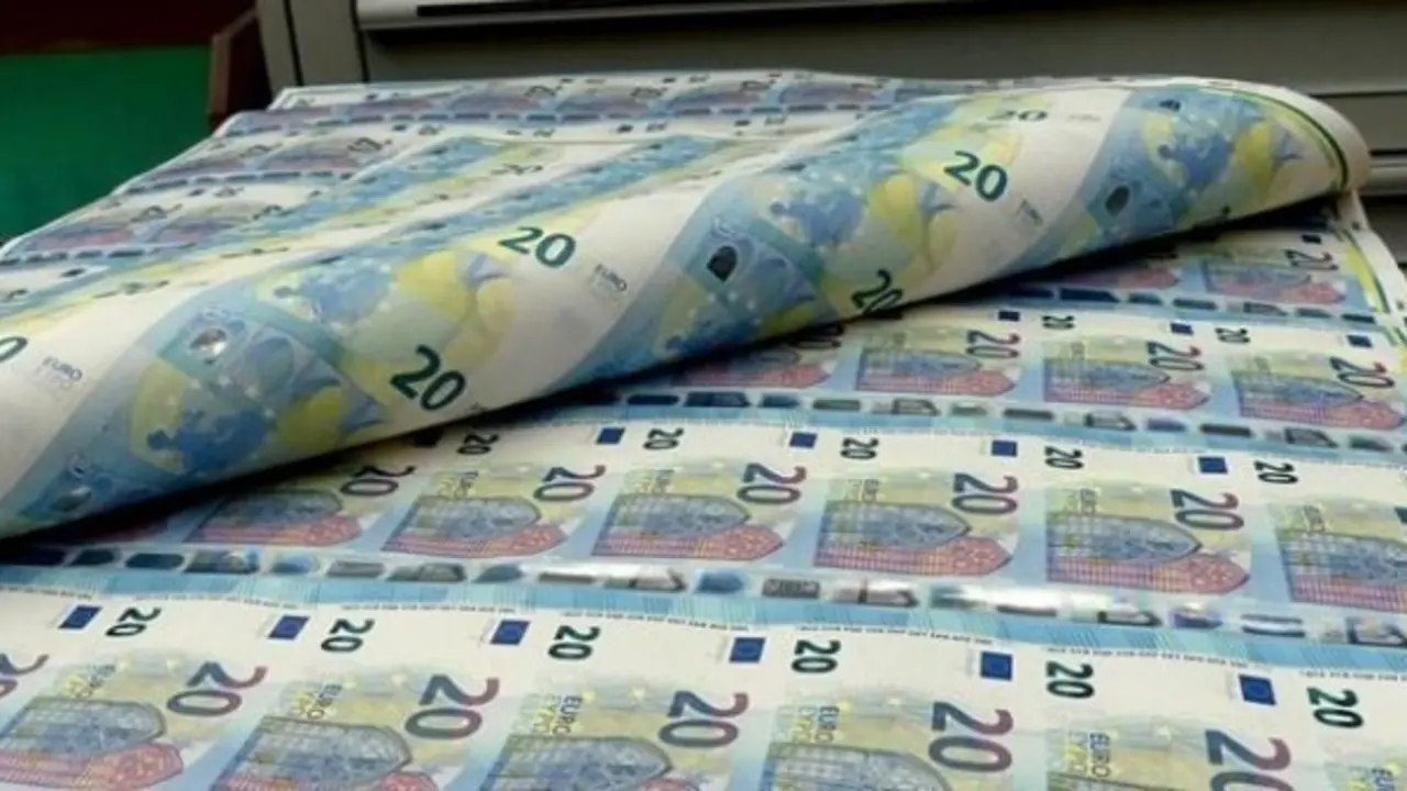 El Banco de Espa&ntilde;a ha confirmado este viernes que la deuda p&uacute;blica cerr&oacute; el tercer trimestre en casi 1,31 billones de euros, que equivalen al 114,1 % del PIB, un nivel nunca antes alcanzado y que se enmarca en un contexto de crisis, en el que la pandemia ha obligado a financiar un mayor gasto p&uacute;blico.