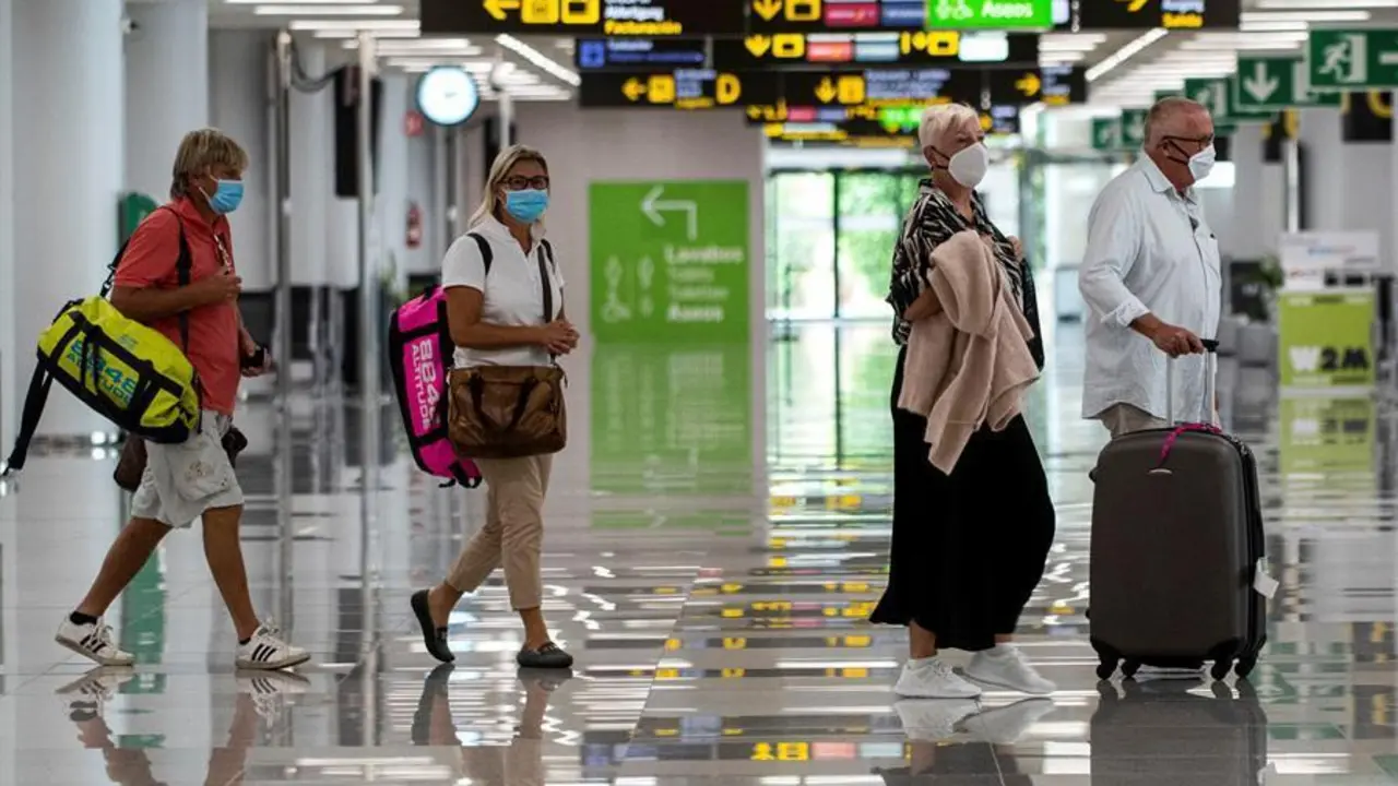 Los Aeropuertos de las Islas Baleares operan 1.177 vuelos este fin de semana, un 26 % menos. En el aeropuerto de Son Sant Joan est&aacute;n programadas 686 operaciones comerciales este s&aacute;bado y domingo, 244 menos que el fin de semana anterior. Del total de vuelos, 423 son internacionales. EFE/Cati Cladera