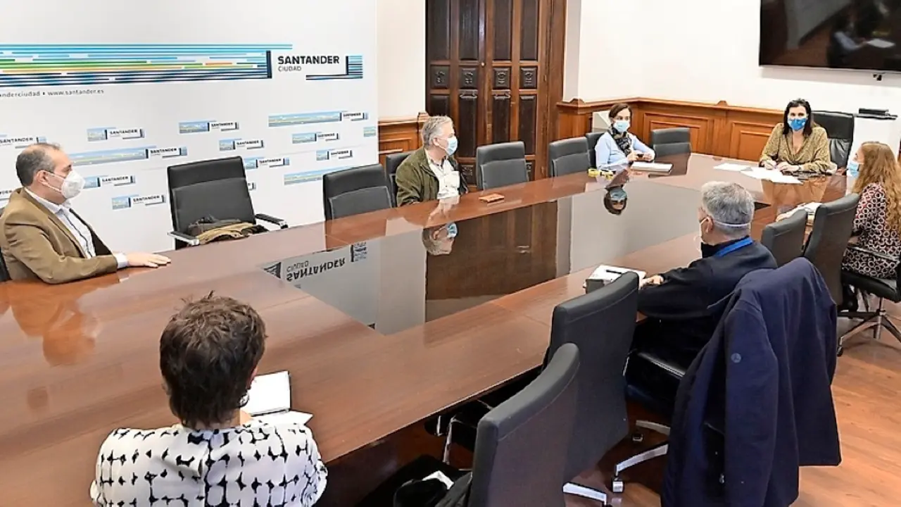Reuni&oacute;n celebrada ayer en el Ayuntamiento de Santander. / ALERTA