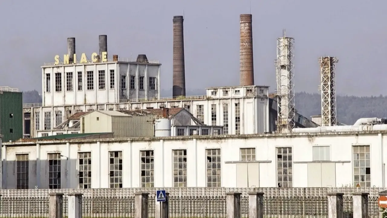 Vista de la f&aacute;brica de Sniace de Torrelavega. / S.D.